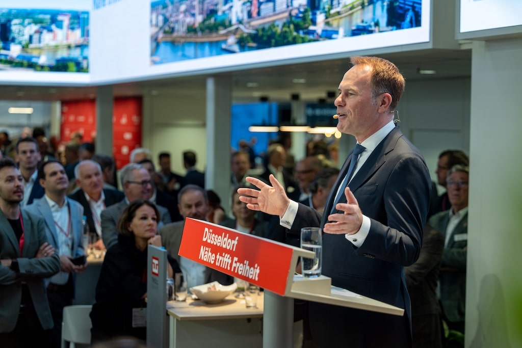 Oberbürgermeister Dr. Stephan Keller bei seiner Präsentation am Messestand der Landeshauptstadt Düsseldorf auf der Expo Real 2026 in München © Landeshauptstadt Düsseldorf/Robert Gongoll
