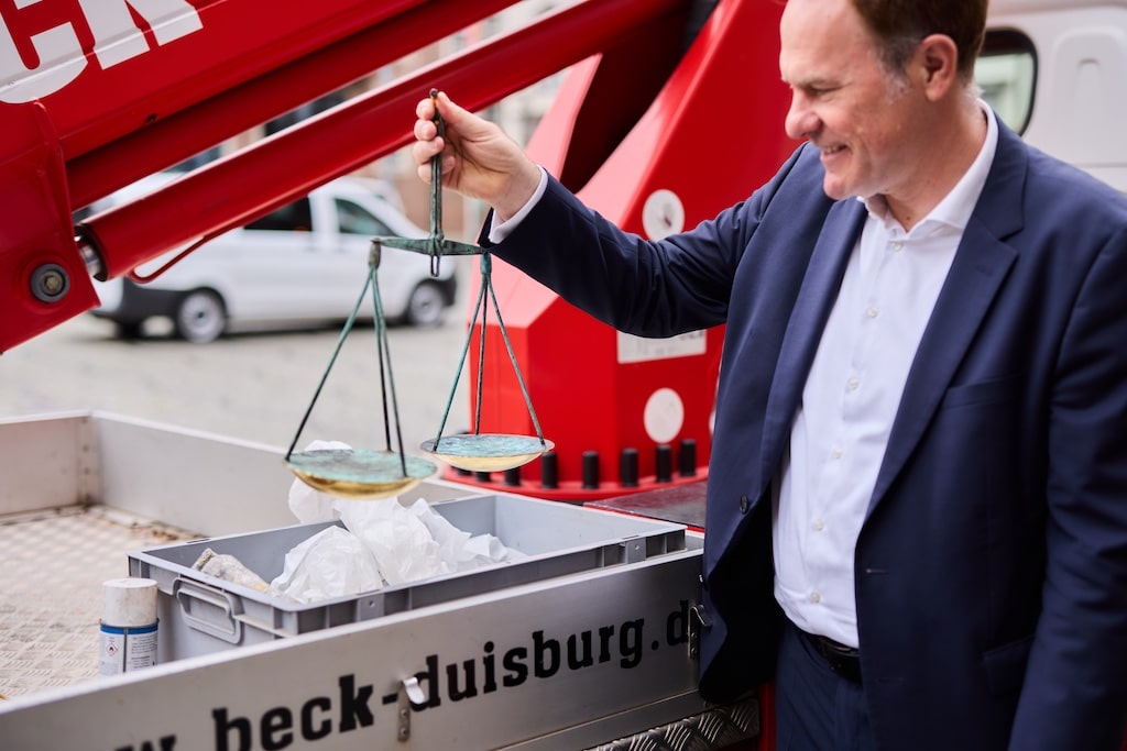 Bevor die Waage der Justitia an ihren ursprünglichen Ort zurückkehrte, wurde sie von Oberbürgermeister Dr. Stephan Keller in Augenschein © Landeshauptstadt Düsseldorf/Lasse Rotthoffgenommen.