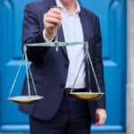 Justitia am Düsseldorfer Rathaus hat ihre Waage zurück