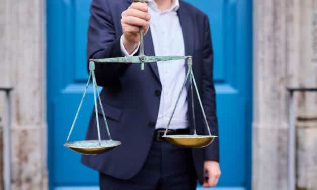 Justitia am Düsseldorfer Rathaus hat ihre Waage zurück
