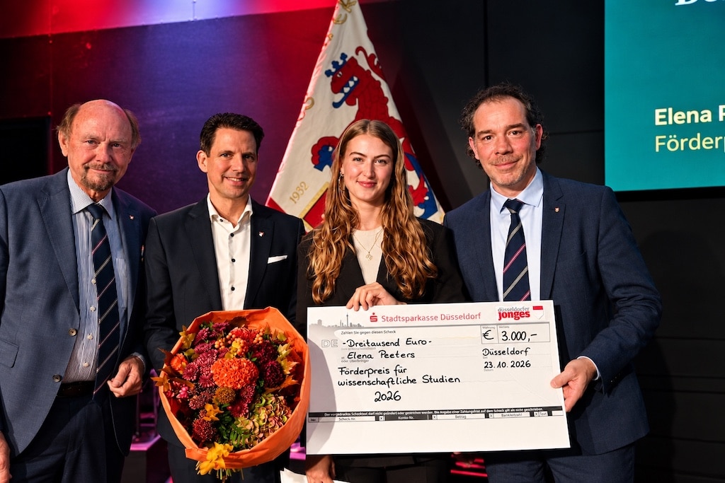 Bei der Preisverleihung: Dr. Reinhold Hahlhege, Baas der Düsseldorfer Jonges, Vize-Baas Timo Greinert, Preisträgerin Elena Peeters und Vize-Baas David Mondt. © Lokalbüro