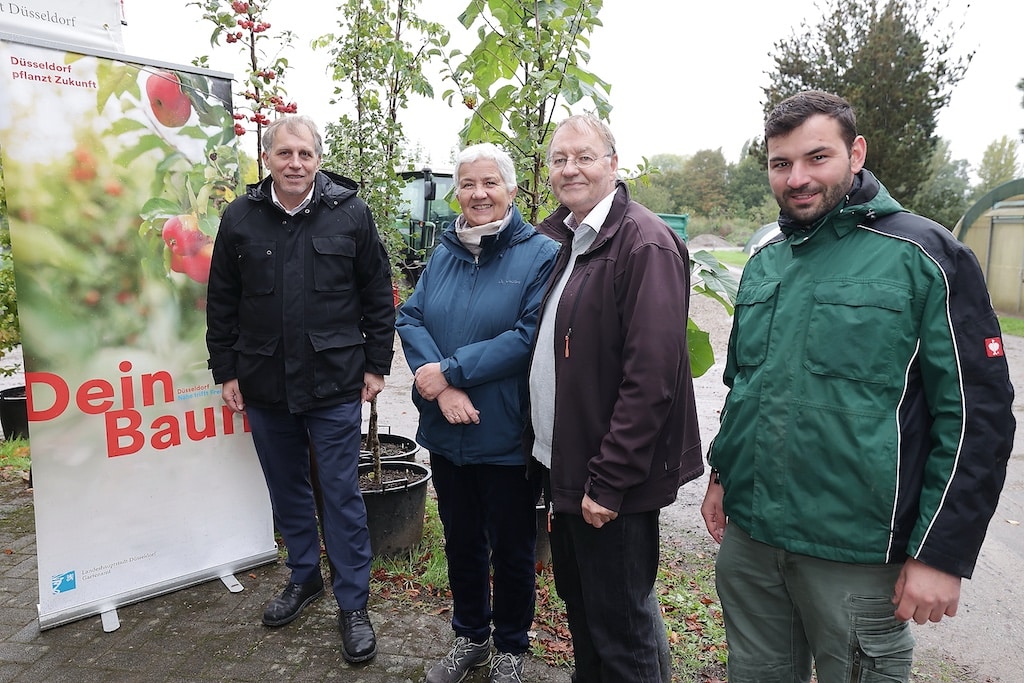 Stellten die Aktion "Dein Baum" in der Baumschule Am Staad vor (v.l.): Jochen Kral, Beigeordneter für Umwelt, Doris Törkel, Leiterin des Garten-, Friedhofs- und Forstamt, Jörg Langenhorst, Leiter des Hauptbetriebshofs im Gartenamt, und Gereon Birkmann, Leiter der Baumschule. © Landeshauptstadt Düsseldorf/David Young