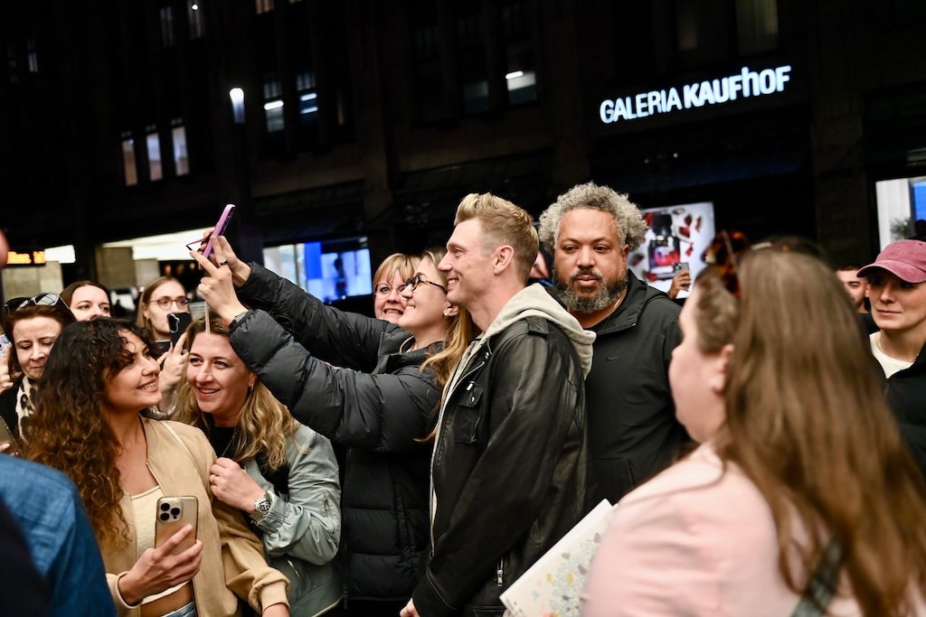 Ein toller Moment für die Fans Nick genießt das Band in der Menge © Lokalbüro