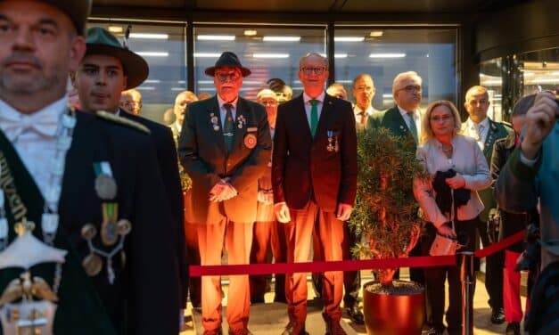 Großer Zapfenstreich vor dem Landtag: Schützen feiern im&nbsp;Regen