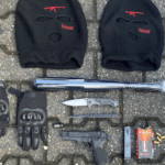 Waffenfund bei Verkehrskontrolle in Oberbilk: Polizei stellt Schreckschusswaffe, Baseballschläger und Sturmhauben sicher