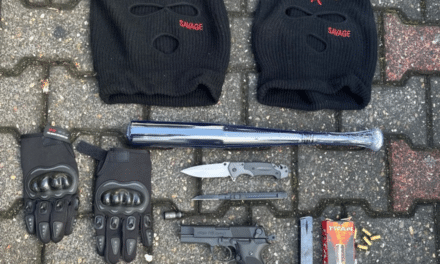 Waffenfund bei Verkehrskontrolle in Oberbilk: Polizei stellt Schreckschusswaffe, Baseballschläger und Sturmhauben sicher