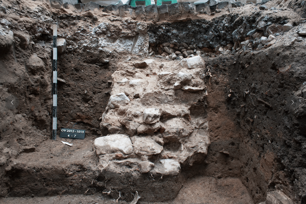 Fundamente der nördlichen Umfriedung der Stiftsimmunutät aus dem späten 14. Jahrhundert, freigelegt bei Bauarbeiten im Jahr 2012.© Fundort GmbH/Dr. Rut Wirtz