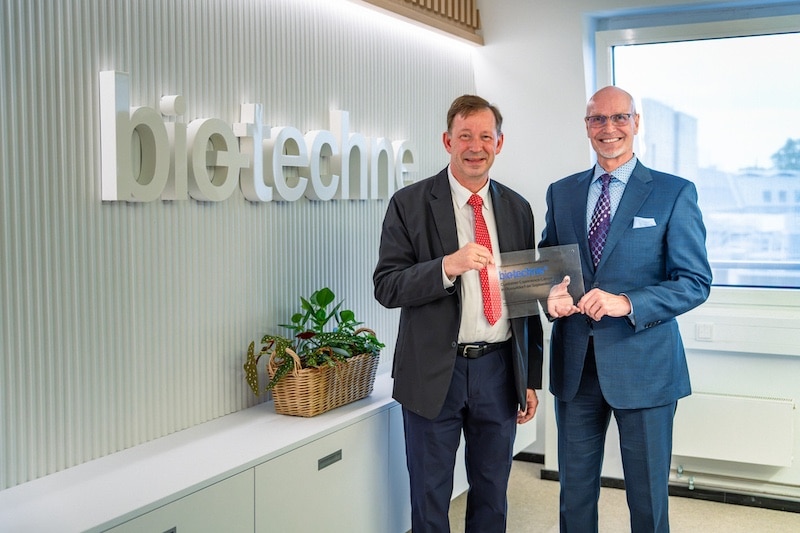Stadtdirektor Burkhard Hintzsche und Kim Kelderman, CEO von Bio-Techne (v.l.n.r.) © Bio-Techne