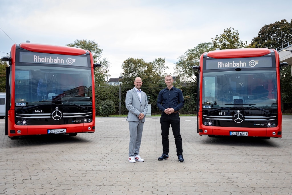 Christian Finke, Vorstand Betrieb und Infrastruktur (COO) der Rheinbahn, und Tomasz Karbowski, Bereichsleiter Fahrzeuge und Betriebsleiter, präsentieren die ersten beiden Fahrzeuge der neuen Reihe. ©&nbsp;Rheinbahn