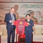 Oberbürgermeister Dr. Stephan Keller und Vize-Bürgermeisterin von Suzhou, Ji Jing, trafen sich im Congresscentrum von Suzhou zum Austausch. © Landeshauptstadt Düsseldorf