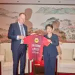 Oberbürgermeister Dr. Stephan Keller und Vize-Bürgermeisterin von Suzhou, Ji Jing, trafen sich im Congresscentrum von Suzhou zum Austausch. © Landeshauptstadt Düsseldorf