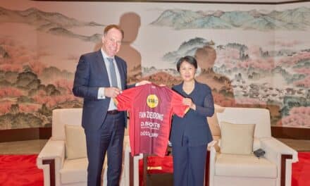 Oberbürgermeister Dr. Stephan Keller und Vize-Bürgermeisterin von Suzhou, Ji Jing, trafen sich im Congresscentrum von Suzhou zum Austausch. © Landeshauptstadt Düsseldorf