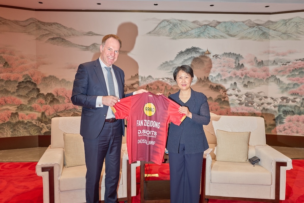 Oberbürgermeister Dr. Stephan Keller und Vize-Bürgermeisterin von Suzhou, Ji Jing, trafen sich im Congresscentrum von Suzhou zum Austausch. © Landeshauptstadt Düsseldorf