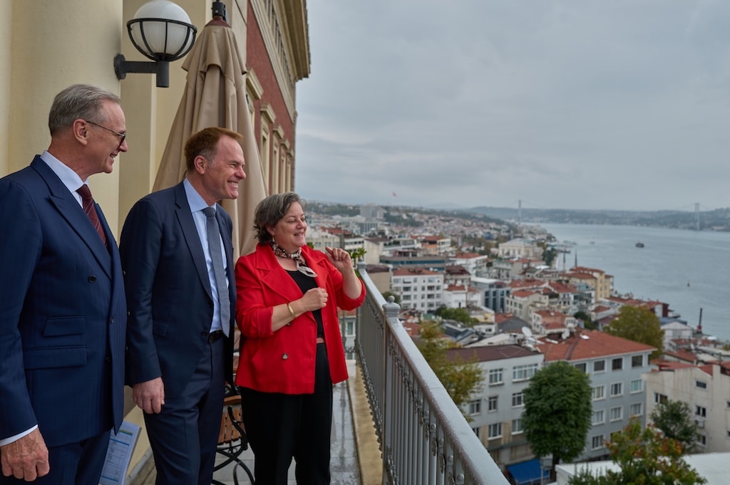 Die deutsche Generalkonsulin in Istanbul, Dr. Regine Grienberger erklärt Oberbürgermeister Dr. Stephan Keller (2. v.l.) und Messechef Wolfram Diener vom Balkon des Generalkonsulates aus die Stadt Istanbul © Landeshauptstadt Düsseldorf