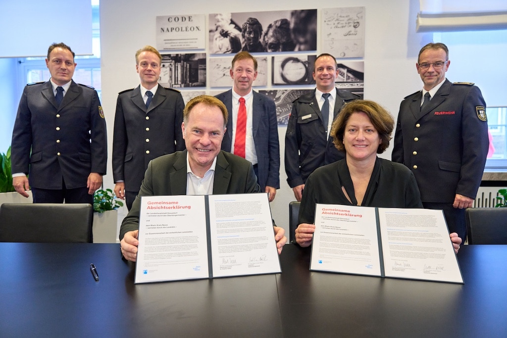 Bei der Unterzeichnung der Absichtserklärung zu einer gemeinsamen Leitstelle (v.l.): Brandrat Stefan Holtkamp, Feuerwehrchef David von der Lieth, OB Dr. Keller, Stadtdirektor und Feuerwehrdezernent Burkhard Hintzsche, André Klöckener, Leiter Kreisleitstelle, Landrätin Katharina Reinhold, Michael Wolff, Kreisbrandmeister Rhein-Kreis Neuss. © Stadt Düsseldorf/Claus Langer