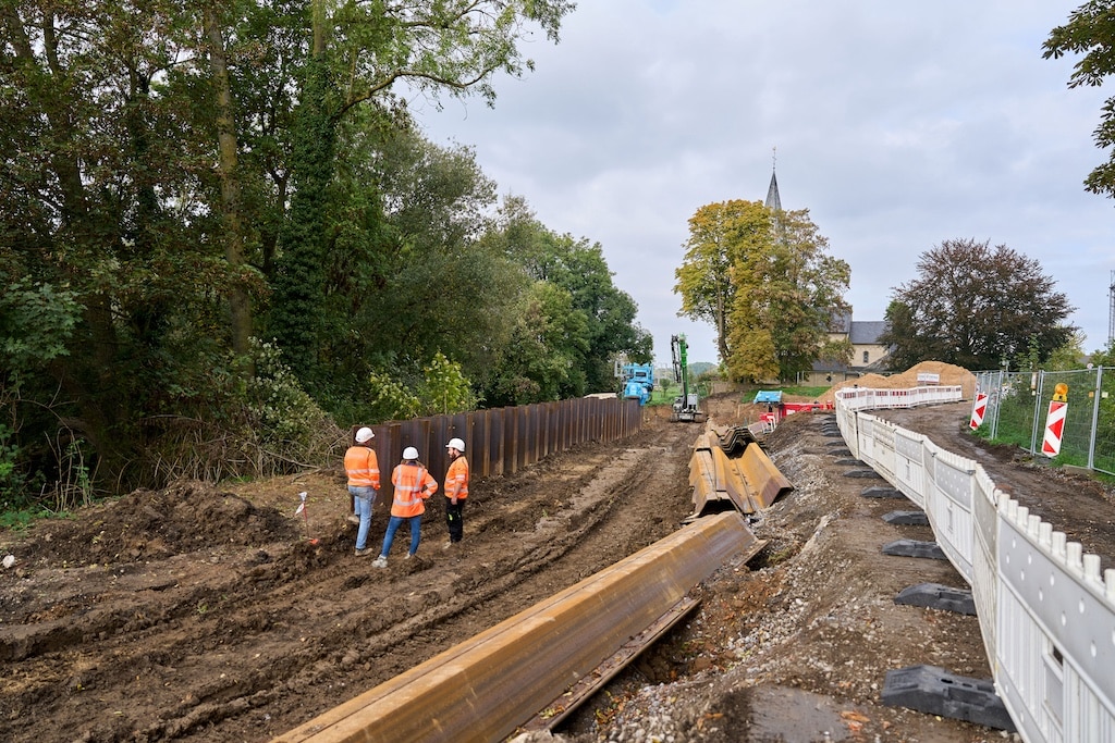 Der Stadtentwässerungsbetrieb der Landeshauptstadt Düsseldorf (SEBD) verbessert den Hochwasserschutz in Himmelgeist und schließt die Deichlücke. Zukünftig sollen dadurch in Himmelgeist und den angrenzenden Stadtteilen rund 13.000 Menschen besser vor Hochwasser geschützt werden. Die Baumaßnahmen werden voraussichtlich Ende 2028 abgeschlossen und kosten rund 43,5 Millionen Euro. © Stadt Düsseldorf/Claus Langer