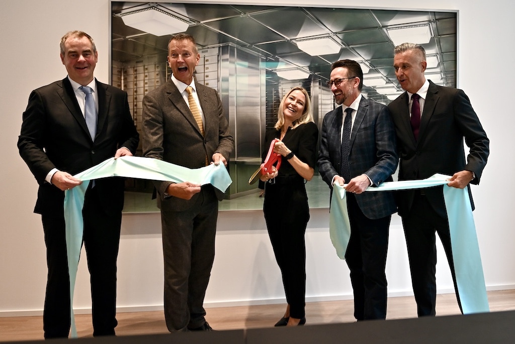 Eröffnung im Girardet-Haus (von links): Anton Hötzl, Vorstand Bank Vontobel Europe AG, München, Bürgermeister Josef Hinkel, Liv Wyen, Vorständin Bank Vontobel Europe AG und Leiterin Private Clients Deutschland, Düsseldorf, Andreas Kitsos von der Verwaltung des Girardet-Hauses und Jean-Pierre Stillhart, Mitglied der Geschäftsleitung der Bank Vontobel AG, Zürich, Leiter Private Clients DACH. © Lokalbüro Eröffnung im Girardet-Haus (von links): Anton Hötzl, Vorstand Bank Vontobel Europe AG, München, Bürgermeister Josef Hinkel, Liv Wyen, Vorständin Bank Vontobel Europe AG und Leiterin Private Clients Deutschland, Düsseldorf, Andreas Kitsos von der Verwaltung des Girardet-Hauses und Jean-Pierre Stillhart, Mitglied der Geschäftsleitung der Bank Vontobel AG, Zürich, Leiter Private Clients DACH. © Lokalbüro