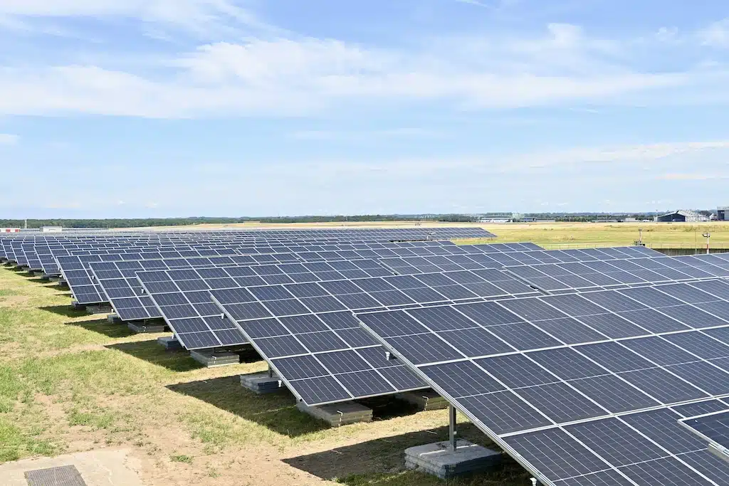 Der Düsseldorfer Flughafen setzt unter anderem auf den Ausbau erneuerbarer Energien, etwa mit dieser Photovoltaikanlage direkt an der Start- und Landebahn. Jetzt wurde der Airport erstmals mit Stufe 4 der Airport Carbon Accreditation ausgezeichnet.© Lokalbüro