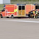 Rettungskräfte am Düsseldorfer Flughafen im Einsatz: Drei Passagiere ins Krankenhaus gebracht
