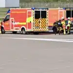 Rettungskräfte am Düsseldorfer Flughafen im Einsatz: Drei Passagiere ins Krankenhaus gebracht