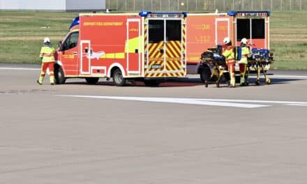 Rettungskräfte am Düsseldorfer Flughafen im Einsatz: Drei Passagiere ins Krankenhaus gebracht