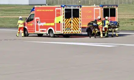 Rettungskräfte am Düsseldorfer Flughafen im Einsatz: Drei Passagiere ins Krankenhaus gebracht