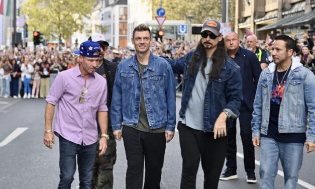 Backstreet-Fieber in Düsseldorf: Geburtstagsständchen vor dem Breidenbacher Hof