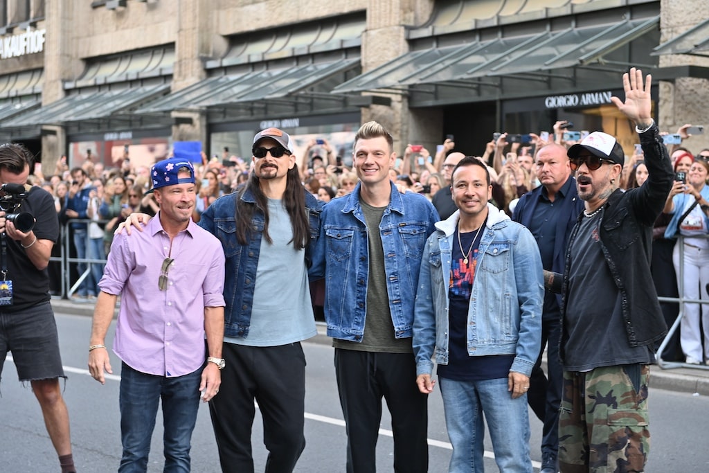 Die Backstreet Boys winkten ihren Fans vor dem Hotel Breidenbacher Hof zu. © Lokalbüro