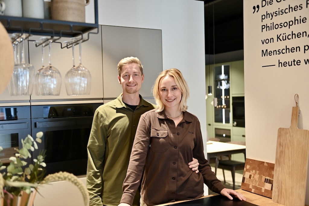 Alina Schwieger und Nils Rebel im neuen Kvik-Küchenstudio an der Sternstraße in Düsseldorf-Pempelfort. Die Schreinerin und der Schreinermeister setzen auf individuelle Küchenplanung und dänisches Design. © Lokalbüro