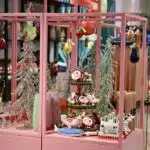 200 glitzernde Winkewichtel: Björn Kroner bringt Weihnachten in Rosa auf die&nbsp;Kö