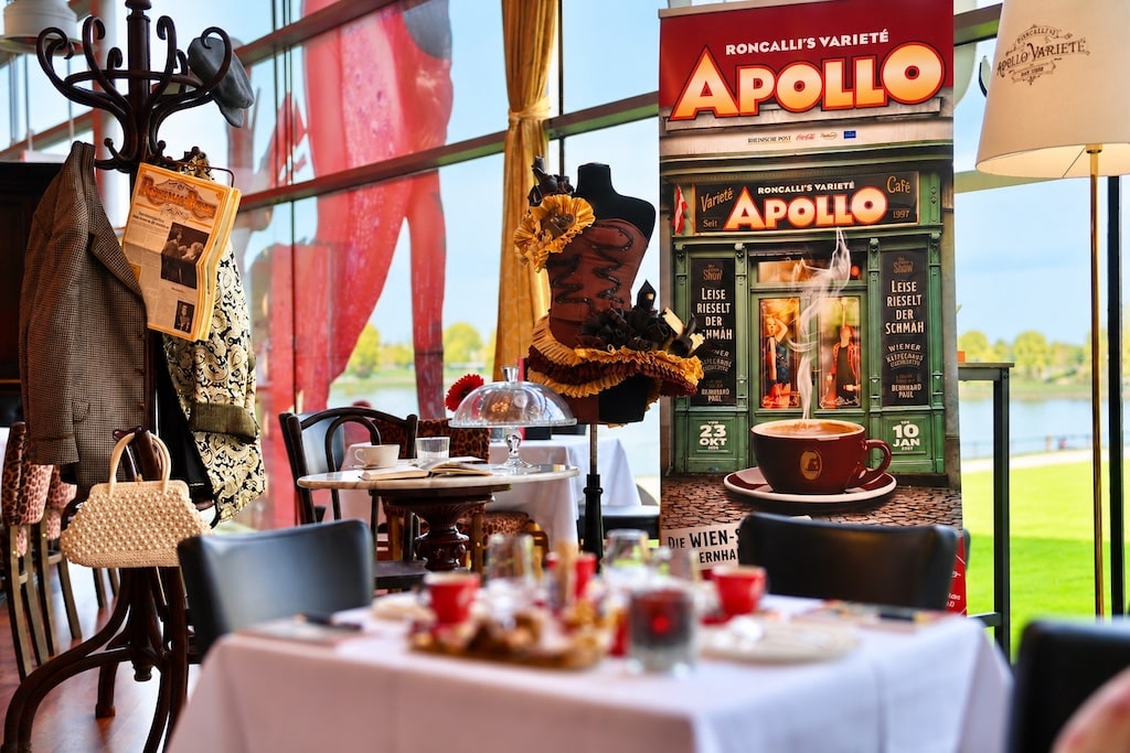 Thonet-Stühle, historische Accessoires und fantasievolle Kostüme schaffen im Apollo Varieté die Atmosphäre eines traditionellen Wiener Kaffeehauses. © Lokalbüro