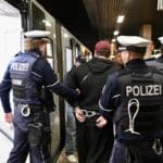 Rheinbahn und Polizei kontrollieren Tausende Fahrgäste – Streit um DB-Fahrkarten
