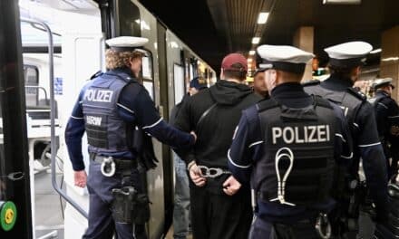 Rheinbahn und Polizei kontrollieren Tausende Fahrgäste – Streit um DB-Fahrkarten