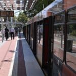 Barrierefreier Ausbau der Haltestelle „Flingern S, Steig 3“    Die Rheinbahn baut die Haltestelle „Flingerns S, Steig 3“ der Linien 709 barrierefrei aus. Wegen der Bauarbeiten wird die Birkenstraße gesperrt – von Samstag, 10. Oktober, 4 Uhr, bis Samstag, 31. Oktober, 4 Uhr. Davon betroffen sind die Straßenbahnlinien 708 und 709 sowie die Buslinie 834. Alle Änderungen im Detail:    Straßenbahnlinie 708  Die Linie 708 muss in diesem Zeitraum leider entfallen. Die Rheinbahn bittet die Fahrgäste, alternativ zwischen den Haltestellen „Landtag/Kniebrücke“ und „Heinrichstraße“ die Bahnen der Linie 709 zu nutzen.    Straßenbahnlinie 709  Von Neuss kommend, fahren die Straßenbahnen der Linie 709 ab der Haltestelle „Birkenstraße“ über die Strecke der Linie 708 und enden an der Haltestelle „Heinrichstraße“. Von hier aus fahren die Bahnen wieder zurück nach Neuss.   Fahrgäste mit den Zielen „Wetterstraße“, „Flingern S“ und „Hoffeldstraße“ können alternativ die Busse der Linie 834 nutzen.   Fahrgäste mit den Zielen zwischen „Engerstraße“ und „Gerresheim, Krankenhaus“ können ab der Haltestelle „Uhlandstraße“ die Linie U83 nutzen. Auf dem Abschnitt der Linie U83 sind zusätzlich zu den regulären Fahrten Busse zwischen den Haltestellen „Werhahn S“ und „Gerresheim, Krankenhaus“ im Einsatz. Die Busse halten an den bestehenden Stadtbahn-Haltestellen oder an einer Ersatzhaltestelle am rechten Rand der Fahrbahn.    Straßenbahnlinie E709  Die zusätzlichen Bahnen in der Hauptverkehrszeit zwischen den Haltestellen „Südfriedhof“ und „Staufenplatz“ enden bereits an der Haltestelle „Hauptbahnhof“, wenden und fahren wieder zurück zum Südfriedhof. Der Abschnitt zwischen „Hauptbahnhof“ und „Staufenplatz“ muss leider entfallen.     Buslinie 834  Die Busse fahren in Richtung Hauptbahnhof ab der Haltestelle „Sohnstraße“ und in Richtung Theodor-Heuss-Brücke ab der Haltestelle „Worringer Platz“ eine Umleitung. Folgende Haltestellen werden verlegt, müssen entfallen oder werden zusätzlich angefahren:    Die Haltestellen „Hoffeldstraße“ und „Flingern S“ werden in beiden Richtungen zusätzlich angefahren.  Die Haltestelle „Engerstraße“ in Richtung Hauptbahnhof wird an den Steig 3 der Linie 709 in Richtung Neuss verlegt.  Die Haltestelle „Lindenstraße“ muss in beiden Richtungen entfallen, bitte stattdessen die zusätzliche Haltestelle „Hoffeldstraße“ nutzen.  Die Haltestelle „Hermannstraße“ wird in Richtung Hauptbahnhof auf die Gerresheimer Straße in Höhe der Hausnummern 168 bis 170 und ich Richtung Theodor-Heuss-Brücke in Höhe der Hausnummern 157 bis 159 verlegt.  Die Haltestelle „Birkenstraße“ muss in beide Richtungen entfallen, bitte stattdessen die Haltestelle „Elisabethkirche“ nutzen.  Die Haltestelle „Elisabethkirche“ in Richtung Theodor-Heuss-Brücke wird an den Steig 2 der Linie 738 in Richtung Mettmann, Jubiläumsplatz verlegt.