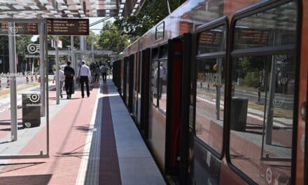 Barrierefreier Ausbau der Haltestelle „Flingern S, Steig 3“    Die Rheinbahn baut die Haltestelle „Flingerns S, Steig 3“ der Linien 709 barrierefrei aus. Wegen der Bauarbeiten wird die Birkenstraße gesperrt – von Samstag, 10. Oktober, 4 Uhr, bis Samstag, 31. Oktober, 4 Uhr. Davon betroffen sind die Straßenbahnlinien 708 und 709 sowie die Buslinie 834. Alle Änderungen im Detail:    Straßenbahnlinie 708  Die Linie 708 muss in diesem Zeitraum leider entfallen. Die Rheinbahn bittet die Fahrgäste, alternativ zwischen den Haltestellen „Landtag/Kniebrücke“ und „Heinrichstraße“ die Bahnen der Linie 709 zu nutzen.    Straßenbahnlinie 709  Von Neuss kommend, fahren die Straßenbahnen der Linie 709 ab der Haltestelle „Birkenstraße“ über die Strecke der Linie 708 und enden an der Haltestelle „Heinrichstraße“. Von hier aus fahren die Bahnen wieder zurück nach Neuss.   Fahrgäste mit den Zielen „Wetterstraße“, „Flingern S“ und „Hoffeldstraße“ können alternativ die Busse der Linie 834 nutzen.   Fahrgäste mit den Zielen zwischen „Engerstraße“ und „Gerresheim, Krankenhaus“ können ab der Haltestelle „Uhlandstraße“ die Linie U83 nutzen. Auf dem Abschnitt der Linie U83 sind zusätzlich zu den regulären Fahrten Busse zwischen den Haltestellen „Werhahn S“ und „Gerresheim, Krankenhaus“ im Einsatz. Die Busse halten an den bestehenden Stadtbahn-Haltestellen oder an einer Ersatzhaltestelle am rechten Rand der Fahrbahn.    Straßenbahnlinie E709  Die zusätzlichen Bahnen in der Hauptverkehrszeit zwischen den Haltestellen „Südfriedhof“ und „Staufenplatz“ enden bereits an der Haltestelle „Hauptbahnhof“, wenden und fahren wieder zurück zum Südfriedhof. Der Abschnitt zwischen „Hauptbahnhof“ und „Staufenplatz“ muss leider entfallen.     Buslinie 834  Die Busse fahren in Richtung Hauptbahnhof ab der Haltestelle „Sohnstraße“ und in Richtung Theodor-Heuss-Brücke ab der Haltestelle „Worringer Platz“ eine Umleitung. Folgende Haltestellen werden verlegt, müssen entfallen oder werden zusätzlich angefahren:    Die Haltestellen „Hoffeldstraße“ und „Flingern S“ werden in beiden Richtungen zusätzlich angefahren.  Die Haltestelle „Engerstraße“ in Richtung Hauptbahnhof wird an den Steig 3 der Linie 709 in Richtung Neuss verlegt.  Die Haltestelle „Lindenstraße“ muss in beiden Richtungen entfallen, bitte stattdessen die zusätzliche Haltestelle „Hoffeldstraße“ nutzen.  Die Haltestelle „Hermannstraße“ wird in Richtung Hauptbahnhof auf die Gerresheimer Straße in Höhe der Hausnummern 168 bis 170 und ich Richtung Theodor-Heuss-Brücke in Höhe der Hausnummern 157 bis 159 verlegt.  Die Haltestelle „Birkenstraße“ muss in beide Richtungen entfallen, bitte stattdessen die Haltestelle „Elisabethkirche“ nutzen.  Die Haltestelle „Elisabethkirche“ in Richtung Theodor-Heuss-Brücke wird an den Steig 2 der Linie 738 in Richtung Mettmann, Jubiläumsplatz verlegt.