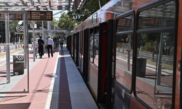 Barrierefreier Ausbau der Haltestelle „Flingern S, Steig 3“    Die Rheinbahn baut die Haltestelle „Flingerns S, Steig 3“ der Linien 709 barrierefrei aus. Wegen der Bauarbeiten wird die Birkenstraße gesperrt – von Samstag, 10. Oktober, 4 Uhr, bis Samstag, 31. Oktober, 4 Uhr. Davon betroffen sind die Straßenbahnlinien 708 und 709 sowie die Buslinie 834. Alle Änderungen im Detail:    Straßenbahnlinie 708  Die Linie 708 muss in diesem Zeitraum leider entfallen. Die Rheinbahn bittet die Fahrgäste, alternativ zwischen den Haltestellen „Landtag/Kniebrücke“ und „Heinrichstraße“ die Bahnen der Linie 709 zu nutzen.    Straßenbahnlinie 709  Von Neuss kommend, fahren die Straßenbahnen der Linie 709 ab der Haltestelle „Birkenstraße“ über die Strecke der Linie 708 und enden an der Haltestelle „Heinrichstraße“. Von hier aus fahren die Bahnen wieder zurück nach Neuss.   Fahrgäste mit den Zielen „Wetterstraße“, „Flingern S“ und „Hoffeldstraße“ können alternativ die Busse der Linie 834 nutzen.   Fahrgäste mit den Zielen zwischen „Engerstraße“ und „Gerresheim, Krankenhaus“ können ab der Haltestelle „Uhlandstraße“ die Linie U83 nutzen. Auf dem Abschnitt der Linie U83 sind zusätzlich zu den regulären Fahrten Busse zwischen den Haltestellen „Werhahn S“ und „Gerresheim, Krankenhaus“ im Einsatz. Die Busse halten an den bestehenden Stadtbahn-Haltestellen oder an einer Ersatzhaltestelle am rechten Rand der Fahrbahn.    Straßenbahnlinie E709  Die zusätzlichen Bahnen in der Hauptverkehrszeit zwischen den Haltestellen „Südfriedhof“ und „Staufenplatz“ enden bereits an der Haltestelle „Hauptbahnhof“, wenden und fahren wieder zurück zum Südfriedhof. Der Abschnitt zwischen „Hauptbahnhof“ und „Staufenplatz“ muss leider entfallen.     Buslinie 834  Die Busse fahren in Richtung Hauptbahnhof ab der Haltestelle „Sohnstraße“ und in Richtung Theodor-Heuss-Brücke ab der Haltestelle „Worringer Platz“ eine Umleitung. Folgende Haltestellen werden verlegt, müssen entfallen oder werden zusätzlich angefahren:    Die Haltestellen „Hoffeldstraße“ und „Flingern S“ werden in beiden Richtungen zusätzlich angefahren.  Die Haltestelle „Engerstraße“ in Richtung Hauptbahnhof wird an den Steig 3 der Linie 709 in Richtung Neuss verlegt.  Die Haltestelle „Lindenstraße“ muss in beiden Richtungen entfallen, bitte stattdessen die zusätzliche Haltestelle „Hoffeldstraße“ nutzen.  Die Haltestelle „Hermannstraße“ wird in Richtung Hauptbahnhof auf die Gerresheimer Straße in Höhe der Hausnummern 168 bis 170 und ich Richtung Theodor-Heuss-Brücke in Höhe der Hausnummern 157 bis 159 verlegt.  Die Haltestelle „Birkenstraße“ muss in beide Richtungen entfallen, bitte stattdessen die Haltestelle „Elisabethkirche“ nutzen.  Die Haltestelle „Elisabethkirche“ in Richtung Theodor-Heuss-Brücke wird an den Steig 2 der Linie 738 in Richtung Mettmann, Jubiläumsplatz verlegt.