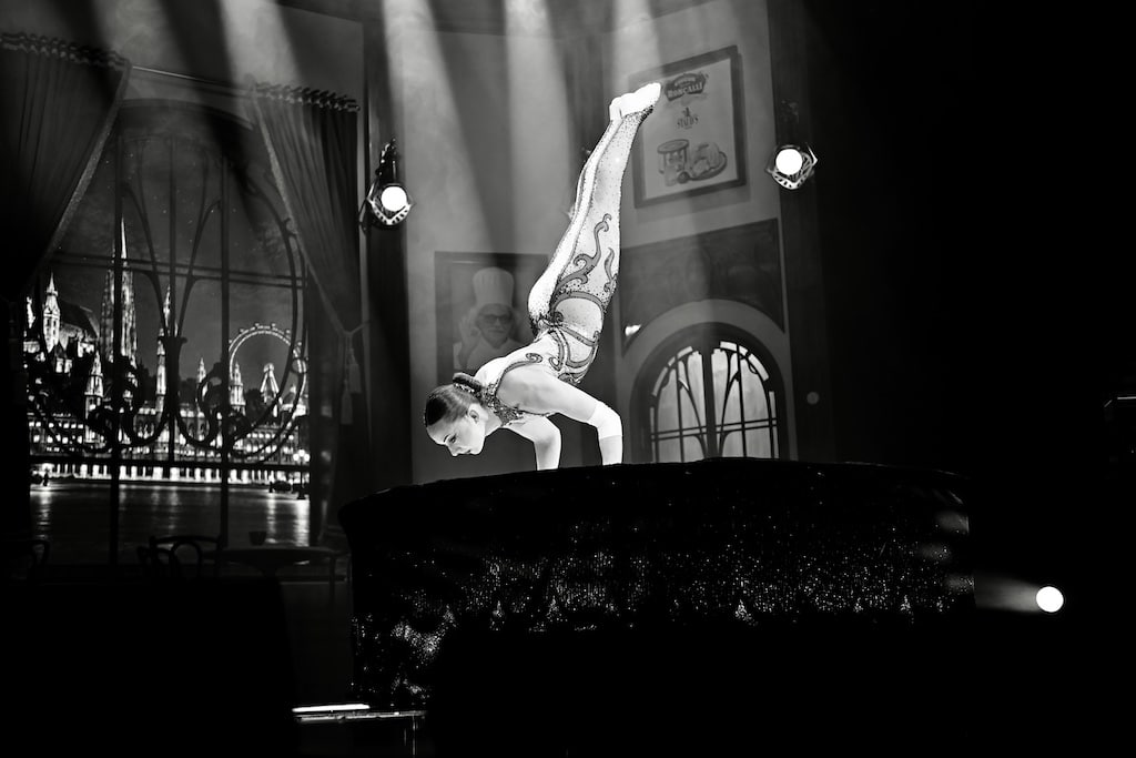 Asia Perris begeistert mit ihrer Handstand-Equilibristik. Mit beeindruckender Körperbeherrschung und außergewöhnlicher Beweglichkeit zeigt die Artistin spektakuläre Figuren. © Lokalbüro Asia Perris begeistert mit ihrer Handstand-Equilibristik. Mit beeindruckender Körperbeherrschung und außergewöhnlicher Beweglichkeit zeigt die Artistin spektakuläre Figuren. © Lokalbüro