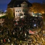 Gen-Z-Protest in Düsseldorf: Rund 1000 Menschen ziehen über die Königsallee