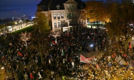 Gen-Z-Protest in Düsseldorf: Rund 1000 Menschen ziehen über die Königsallee