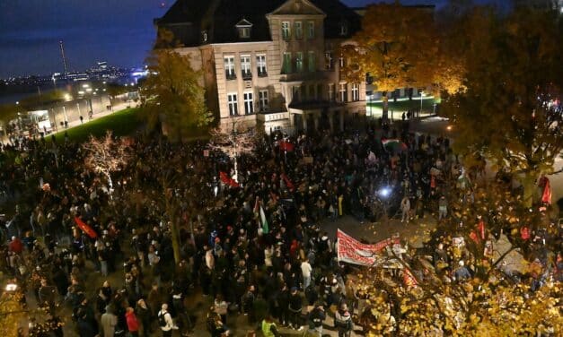 Gen-Z-Protest in Düsseldorf: Rund 1000 Menschen ziehen über die Königsallee