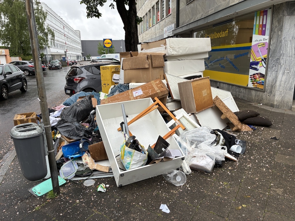 Sperrmüll und Restabfälle blockierten auf der Stephanstraße in Reisholz nahezu den gesamten Gehweg. Der Verursacher muss 2.000 Euro Bußgeld zahlen. © Landeshauptstadt Düsseldorf/Amt für Umwelt- und Verbraucherschutz