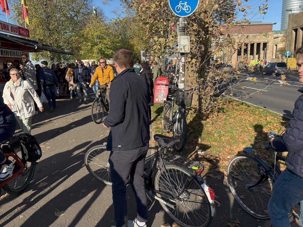 Durcheinander zwischen Fußgängern und Radfahrenden am Fortunabüdchen © ADFC Düsseldorf