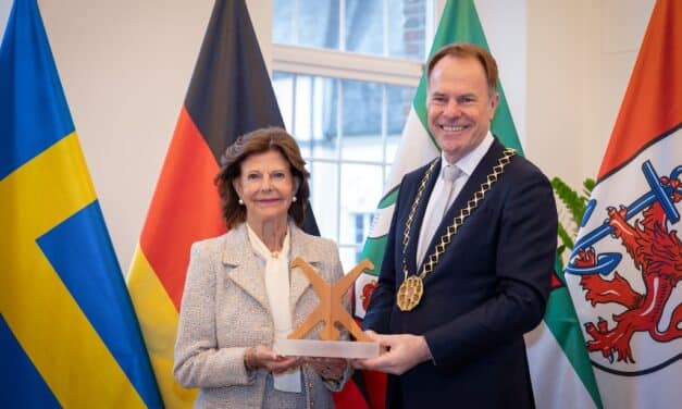 Königin Silvia besucht Düsseldorf: Einweihung des neuen Luisen-Gymnasiums und Empfang im Rathaus