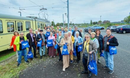 Mit der Oldiebahn durch die Stadt: Düsseldorf dankt seinen ehrenamtlichen Helfern