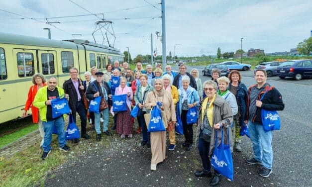 Mit der Oldiebahn durch die Stadt: Düsseldorf dankt seinen ehrenamtlichen Helfern