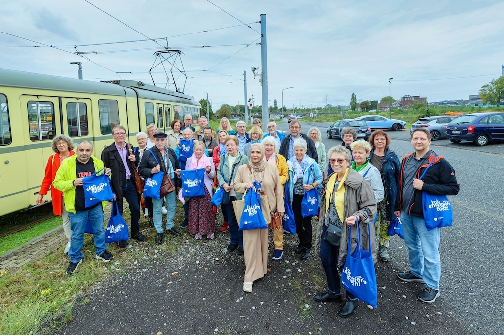 Anlässlich des Internationalen Tages der älteren Menschen am Donnerstag, 1. Oktober 2026, setzte die Landeshauptstadt Düsseldorf ein besonderes Zeichen der Wertschätzung für das ehrenamtliche Engagement in den "zentren plus". Etwa 25 ehrenamtlich engagierte Bürgerinnen und Bürger waren stellvertretend für die insgesamt rund 1.124 Menschen, die sich dort monatlich einbringen, zu einer exklusiven Rundfahrt mit der historischen Oldiebahn durch Düsseldorf eingeladen. © Landeshauptstadt Düsseldorf/Melanie Zanin