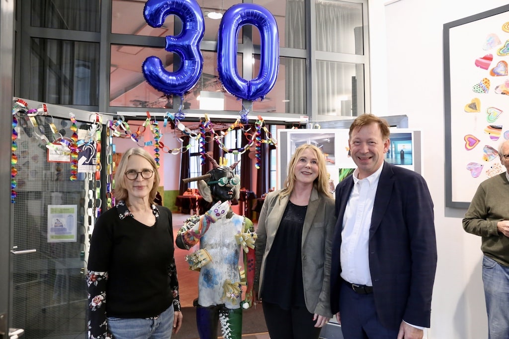 Die BauKinderKultur im Bürgerhaus Salzmannbau in Bilk feierte am Donnerstag, 8. Oktober 2026, ihr 30-jähriges Bestehen. Bei dem Jubiläum waren (v. l. n. r.) Maren Siegel, Abteilungsleiterin Jugendförderung, Julia Schabrod, Leiterin der Einrichtung an der Himmelgeister Straße 107, und Stadtdirektor Burkhard Hintzsche dabei. © Landeshauptstadt Düsseldorf/Ingo Lammert