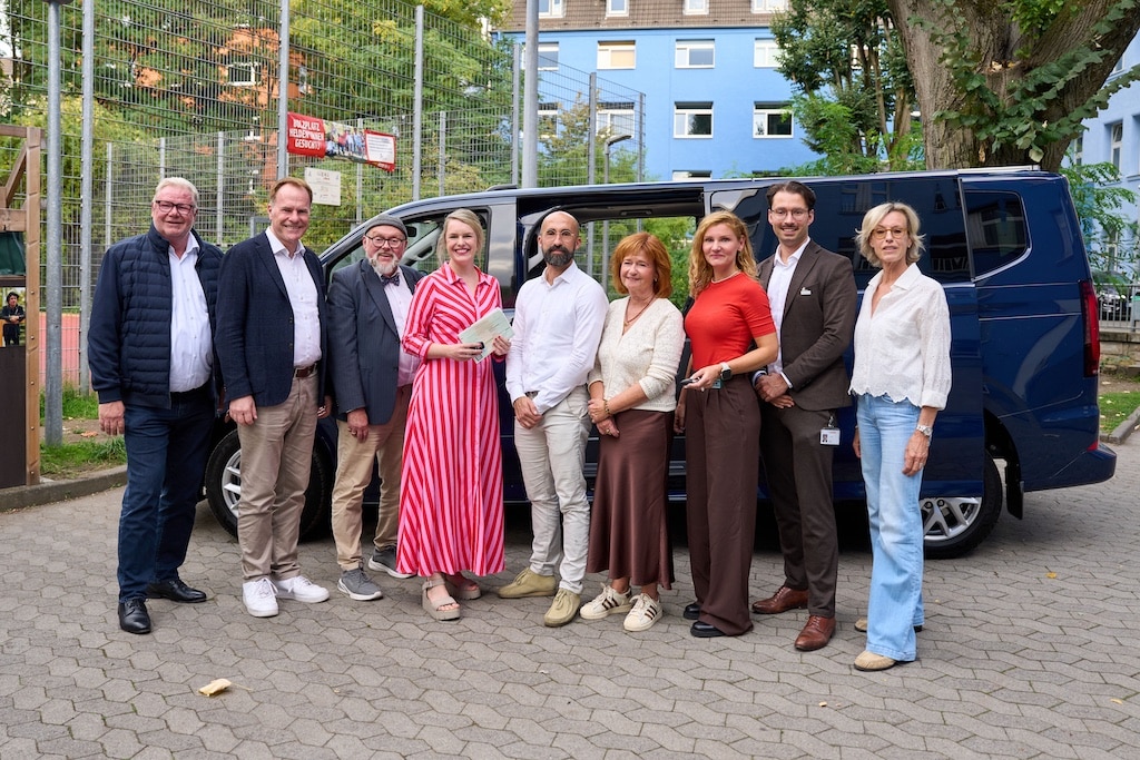Die Stiftung Kinderhilfezentrum hat am Dienstag, 29. September 2026, einen neuen VW Caravelle an das Kinderhilfezentrum Düsseldorf übergeben. Oberbürgermeister Dr. Stephan Keller (2.v.l.) nahm den Wagen persönlich entgegen © Landeshauptstadt Düsseldorf/Claus Langer