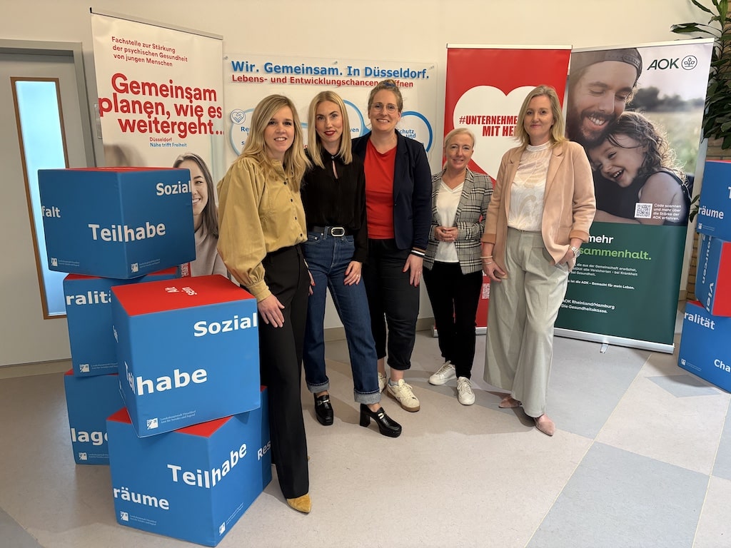 Die Spenden der "HERZ ROYAL Charity Nacht 2025" kommen drei Projekten zugute, die Kinder und Jugendliche in unterschiedlichen Lebenssituationen stärken (v.l.n.r.): Lucia Bachhausen, Unternehmer*Innen mit Herz e.V., Judith Gurtoviy, Amt für Soziales und Jugend, Birte Rohe, Gesundheitsamt, Stefanie Betzer, AOK, und Simone Thedens, Unternehmer*innen mit Herz e. V.. © Landeshauptstadt Düsseldorf