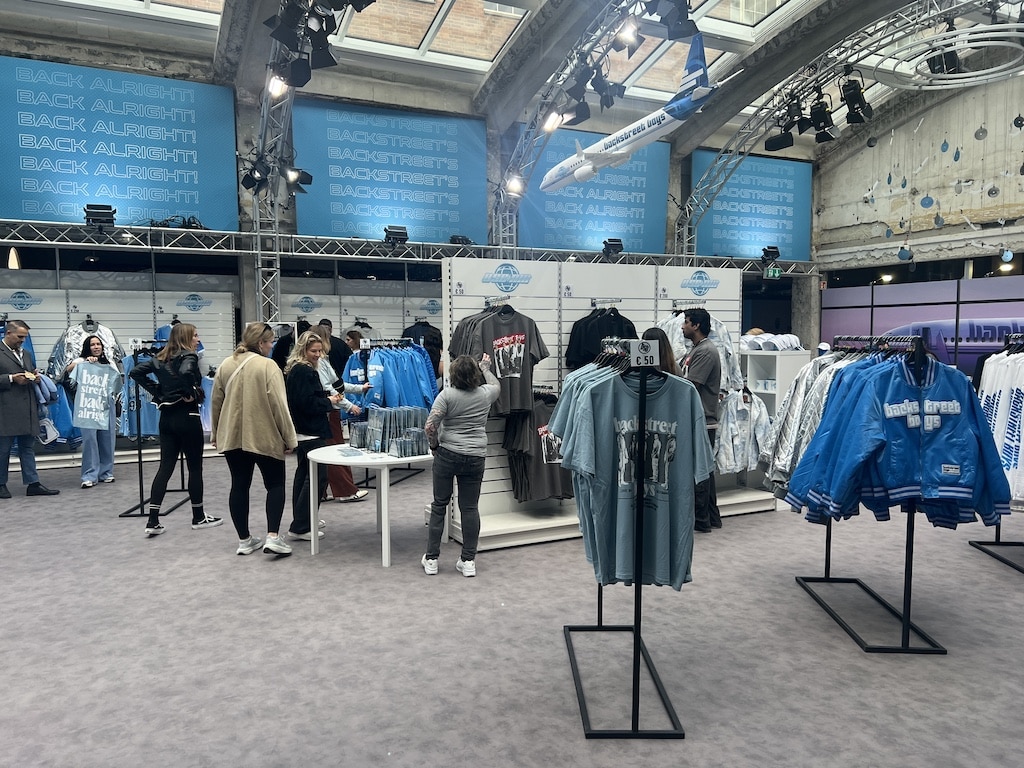Ein Pop-up-Store in der Altstadt, der mit einem kleinen Souvenirladen so viel gemeinsam hat wie ein Museum: Hier wird nicht nur ausgestellt, sondern kräftig verkauft, und das an einem Sonntag. © Lokalbüro